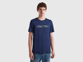 Camiseta azul oscuro de algodón orgánico con logotipo multicolor