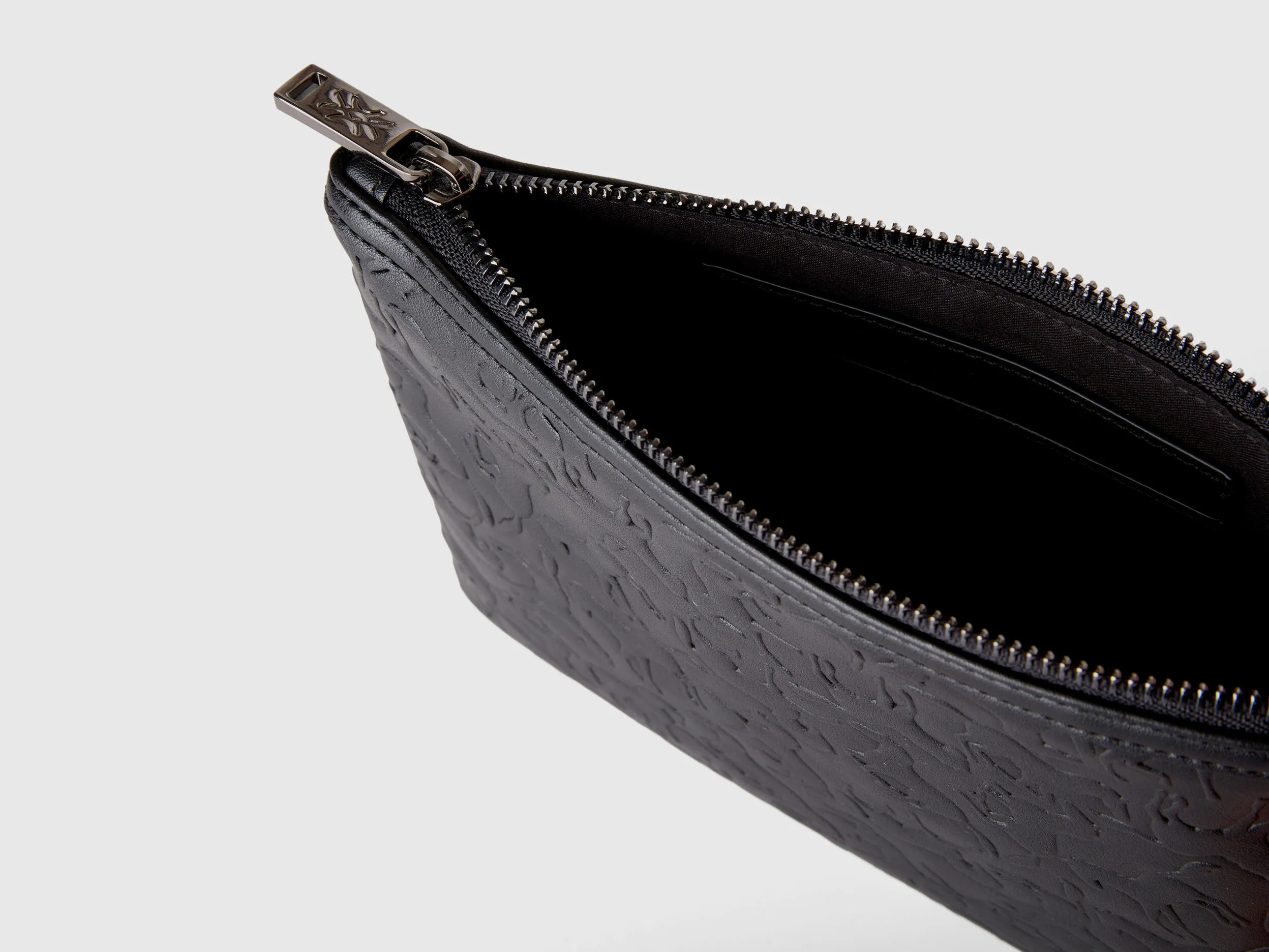 Dos bolsos clutch con estampado de caballos