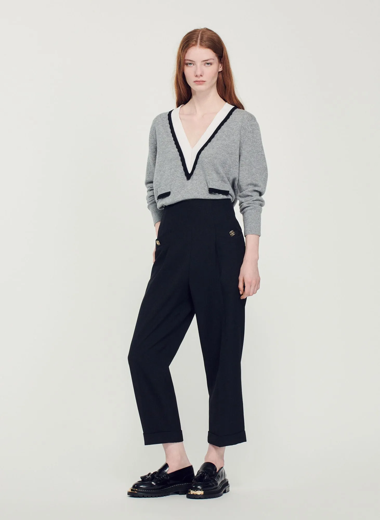 SANDRO Jersey de mezcla de lana con cuello de pico a contraste en gris