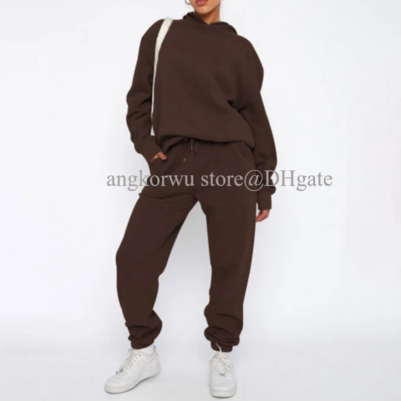 Un diseñador de yoga se establece con sudadera con capucha con sudadera con capucha + jogger.