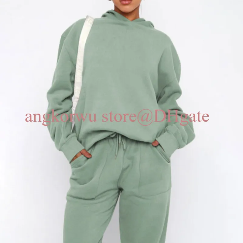 Un diseñador de yoga se establece con sudadera con capucha con sudadera con capucha + jogger.