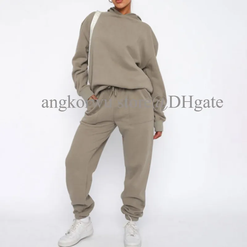 Un diseñador de yoga se establece con sudadera con capucha con sudadera con capucha + jogger.