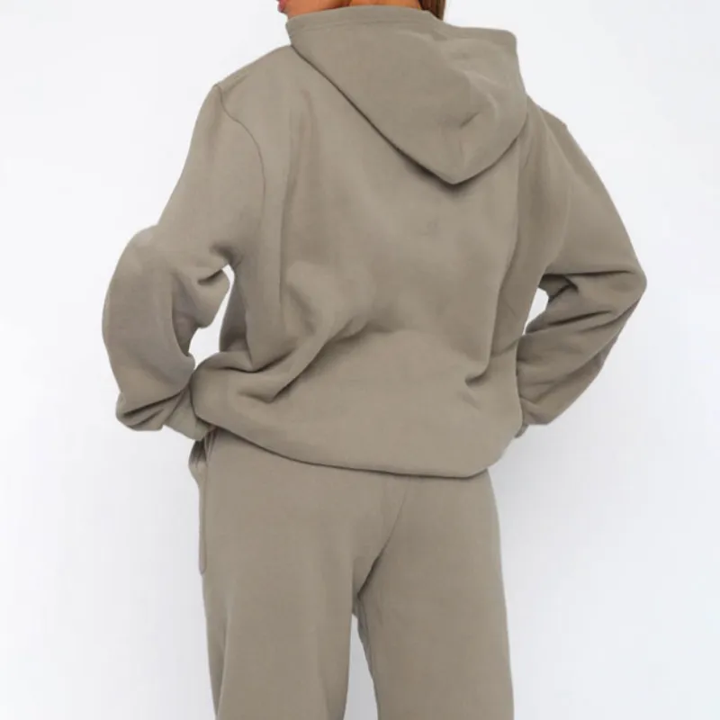 Un diseñador de yoga se establece con sudadera con capucha con sudadera con capucha + jogger.