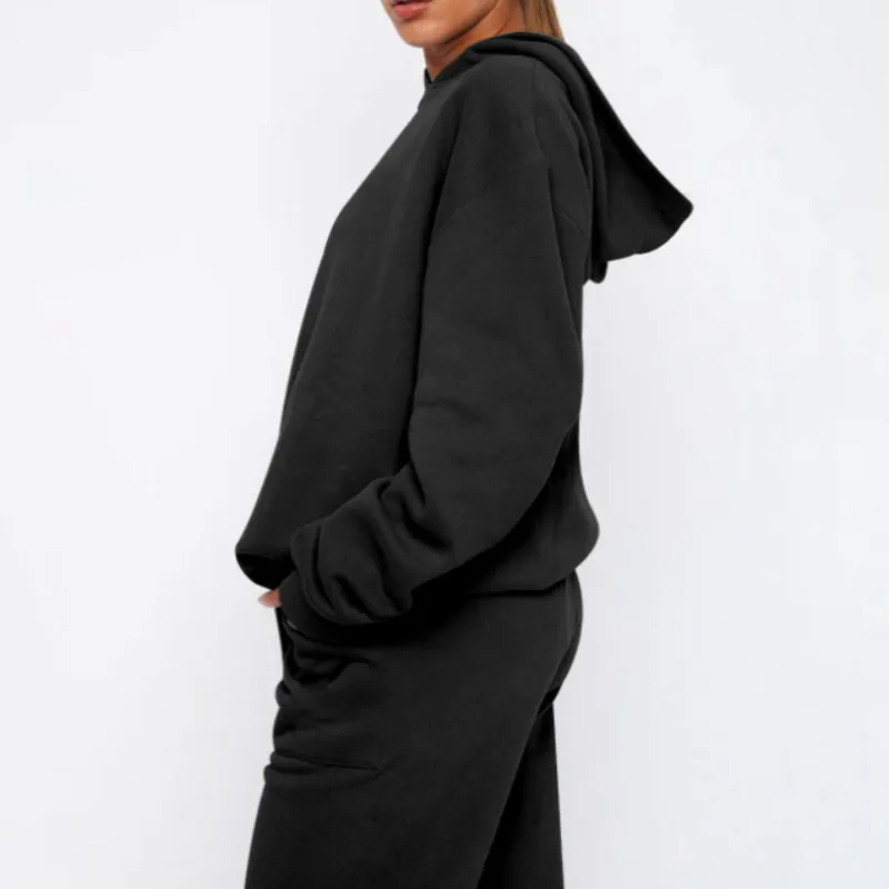 Un diseñador de yoga se establece con sudadera con capucha con sudadera con capucha + jogger.