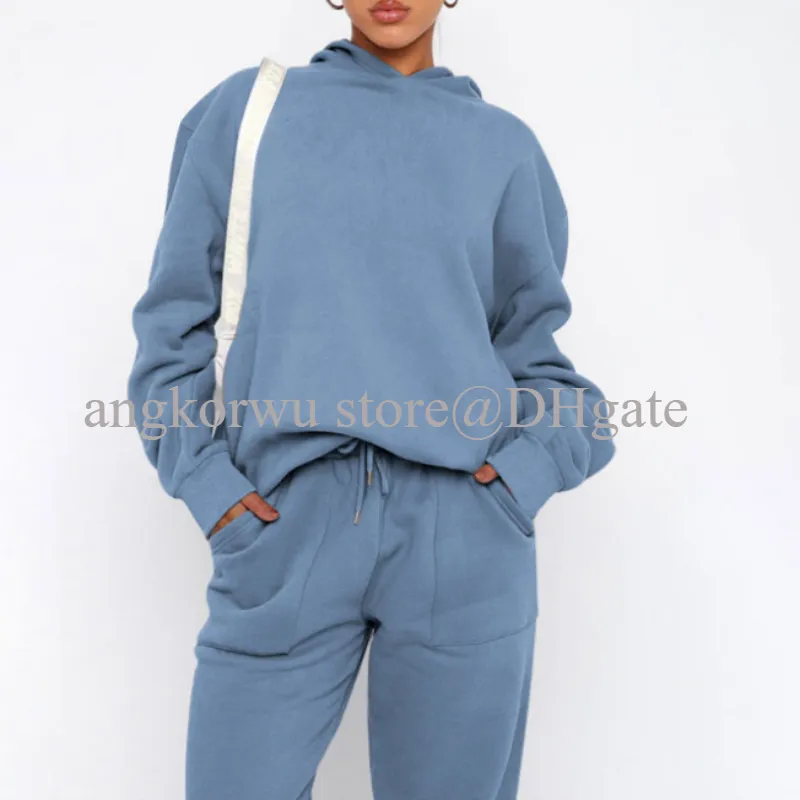 Un diseñador de yoga se establece con sudadera con capucha con sudadera con capucha + jogger.