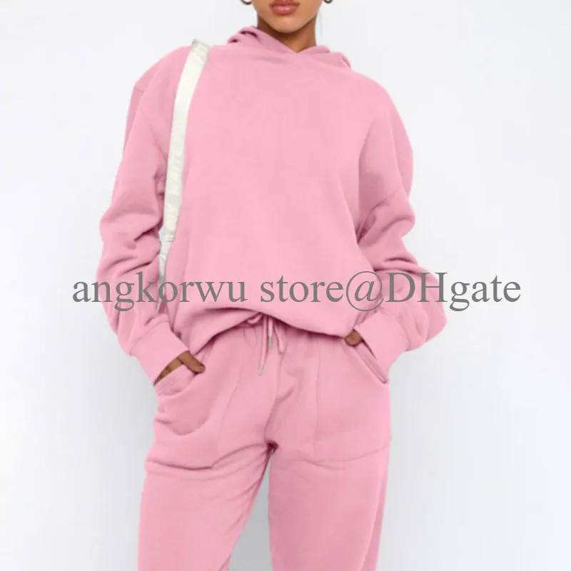 Un diseñador de yoga se establece con sudadera con capucha con sudadera con capucha + jogger.