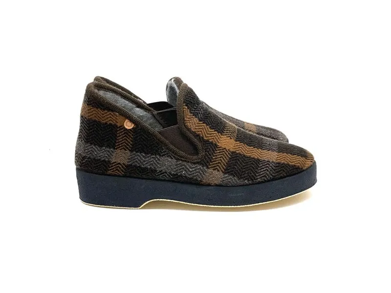 ZAPATILLA DE CASA CERRADA 86058 LA CADENA EN COLOR MARRÓN, AZUL O GRIS